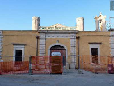 L�accesso � inserito in un corpo di fabbrica caratterizzato da spigoli evidenziati da spaccatelle di calcarenite sfalsate